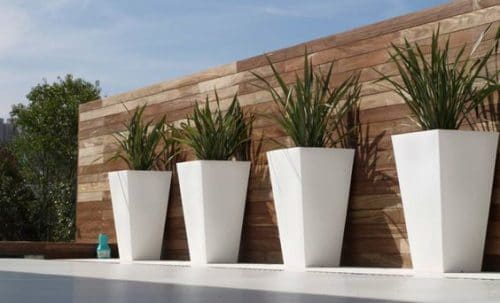Pots de fleurs design sur une terrasse moderne